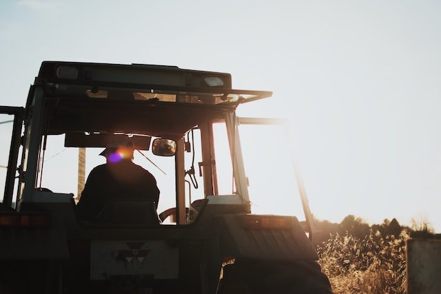 A tractor seen from behind in a field